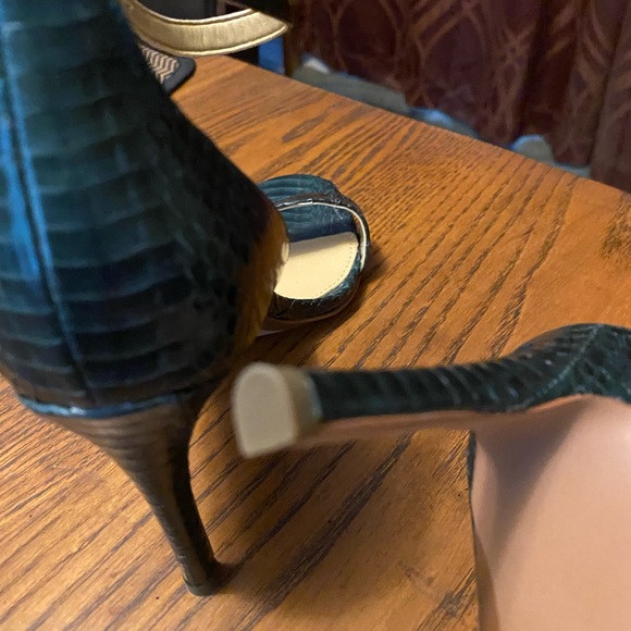 Michael Kors emerald green snake skin heels. Excellent condition. Never worn - Picture 4 of 7